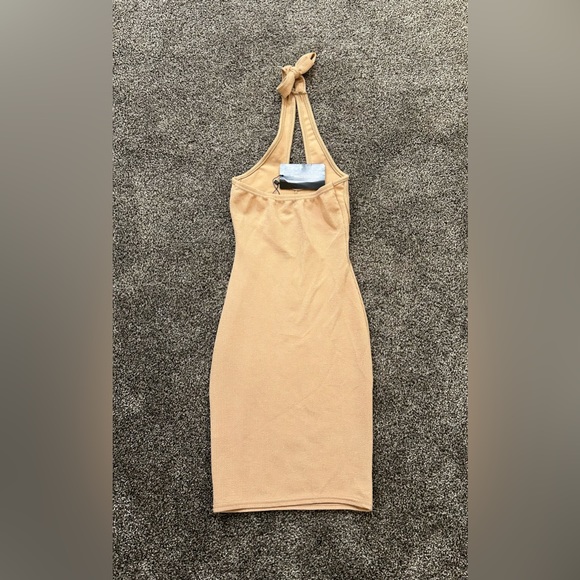 Pretty Little Thing Halter Neck Bodycon Dress - Picture 4 of 4